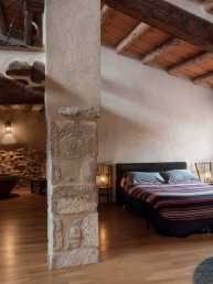 Foto de dormitorio de la buhardilla en Casa Juano (Ràfels-Matarranya)